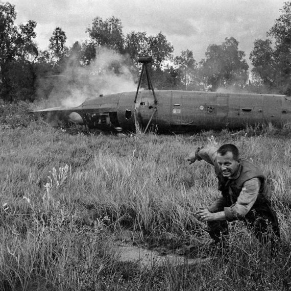 Helicopter crash – 1963 (photo by Horst Faas)