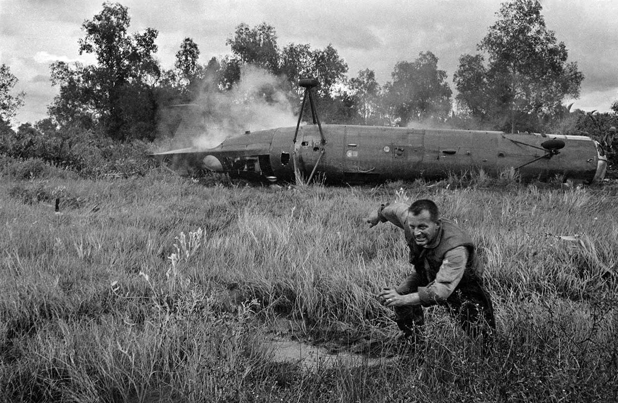 Helicopter crash – 1963 (photo by Horst Faas)