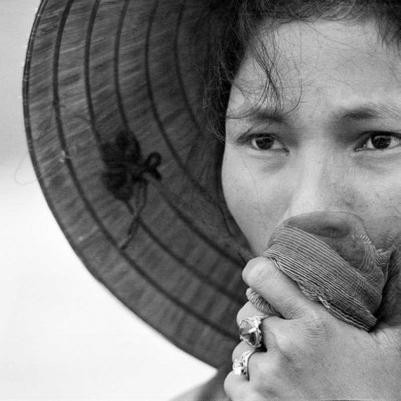 Vietnamese woman (photo by Horst Faas)