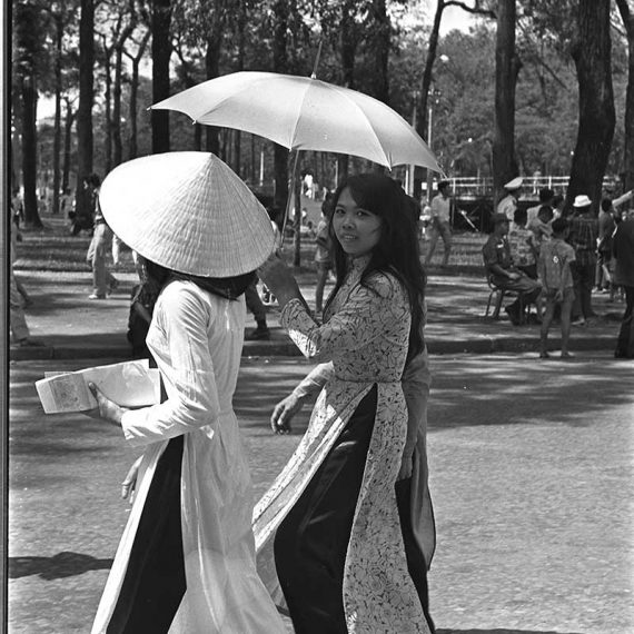 Vietnamese women in au dais, Saigon – 1962