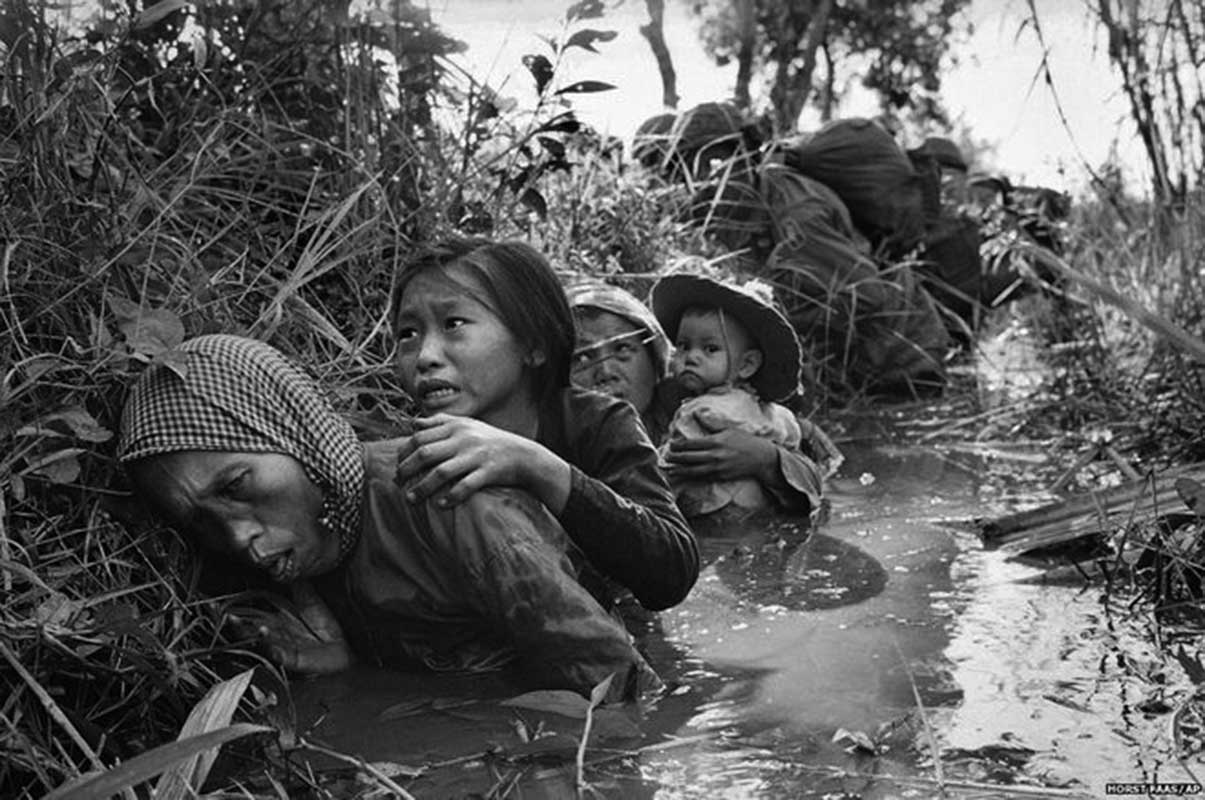 Women and children take cover at Bao Trai, near Saigon 1966 – photo by Horst Faas
